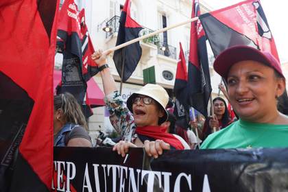 Los docentes paraguayos marchan para defender jubilaciones y pensiones del sector público