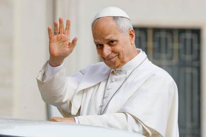 El papa pide superar la impotencia que hace creer que no es posible una era sin guerras