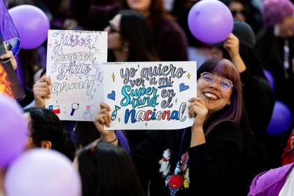 Seguidores de BTS protestan contra suspensión de conciertos en Chile: "¡Es muy injusto!"