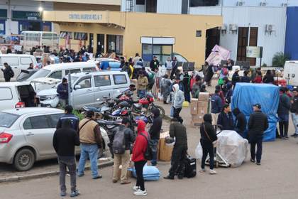 Productores y transportistas bloquean envío de carga en el principal aeropuerto de Bolivia