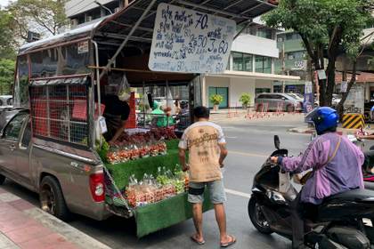 Colas en gasolineras y problemas en cremaciones: cómo afecta la crisis de Ormuz a Bangkok
