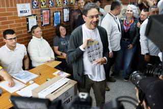 Cepeda vota en Bogotá confiado en poder ganar la Presidencia de Colombia en primera vuelta
