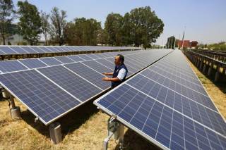 Falta de técnicos y almacenamiento frenan transición energética de México, según expertos