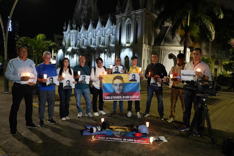Periodistas del suroeste de Colombia rechazan en una 'velatón' el asesinato de reportero