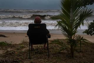 El ciclón Narelle toca tierra en el noreste de Australia con vientos de 220 km/h