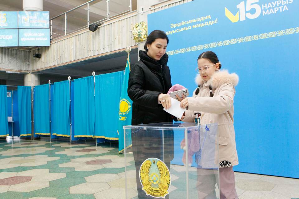 Los kazajos votan por el cambio en un histórico referéndum constitucional