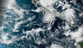 El huracán Trudy baja a categoría 1 pero mantiene la alerta por lluvias en México