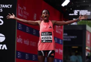 La etíope Assefa gana la prueba femenina con nuevo récord mundial