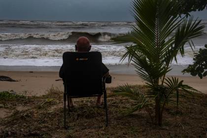 El ciclón Narelle toca tierra en el noreste de Australia con vientos de 220 km/h
