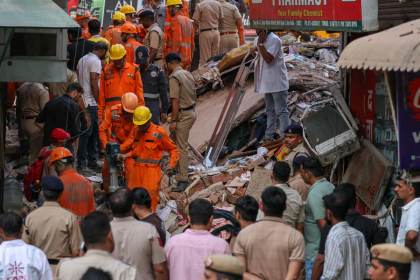 Aumenta a 6 la cifra de muertos tras el derrumbe de un hostal universitario en Nueva Delhi