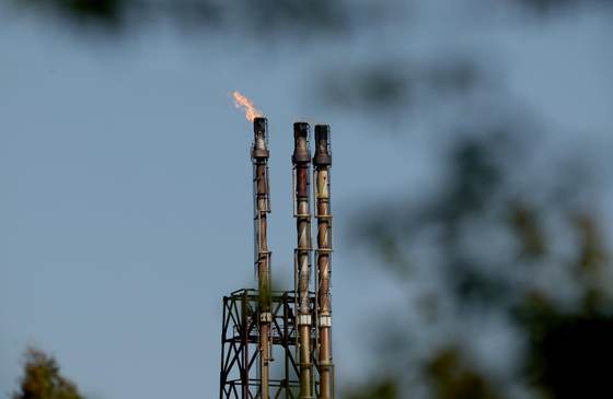 El petróleo de brent baja un 0,38 %, hasta 76,01 dólares, pendiente del estrecho de Ormuz