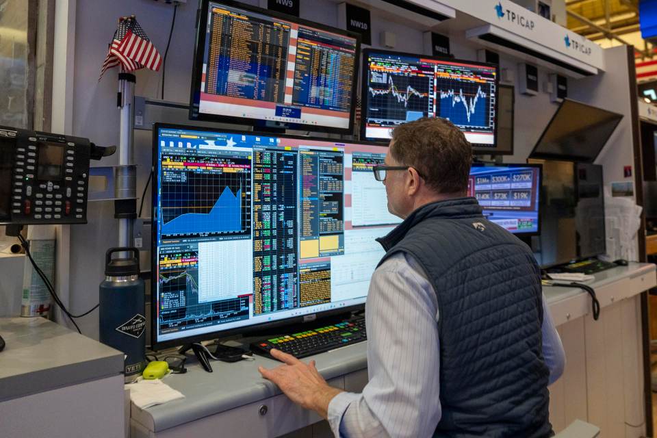 Wall Street mira más allá de la guerra: el crudo tensa los mercados, pero la bolsa resiste