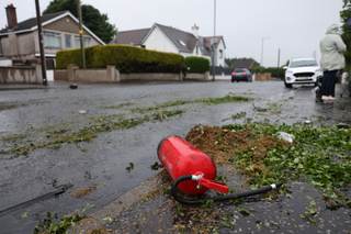 Poca gente y ánimos caldeados en las calles donde estalló la violencia en Belfast