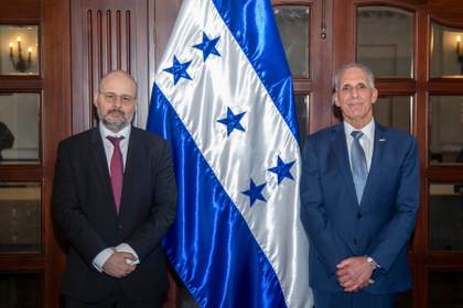 Presidente de Honduras defiende que el tiempo avalará sus decisiones para mejorar el país