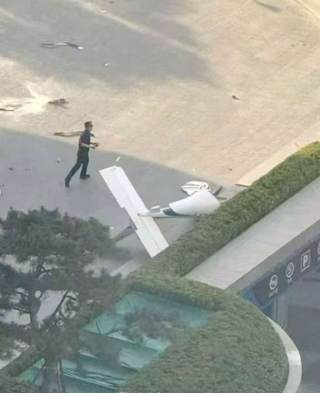 Se estrella una avioneta contra el edificio más alto de Pekín