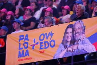 Paloma Valencia pide elegir a una mujer como presidenta de Colombia al acompañar al expresidente Álvaro Uribe a votar
