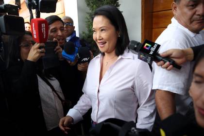 Peruanos esperan el fin de la revisión de actas observadas con leve ventaja de Fujimori