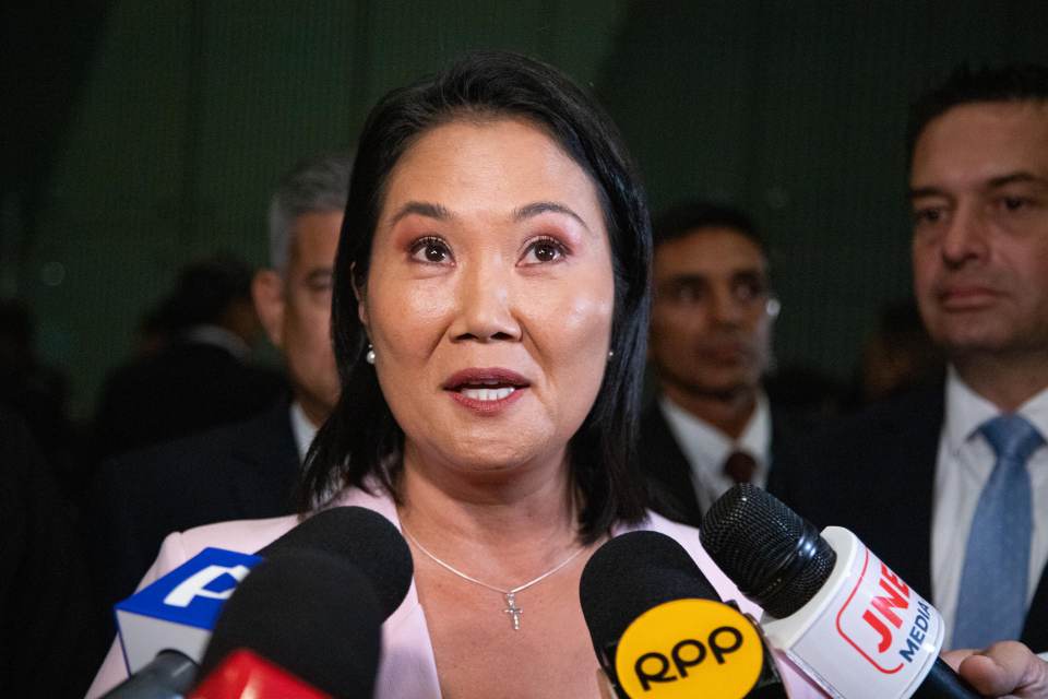 Fujimori dice tener la fuerza para gobernar Perú, pero la acusan de liderar pacto mafioso