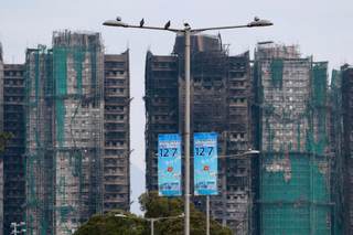 Arrancan en Hong Kong vistas por el peor incendio urbano en décadas, que dejó 168 muertos