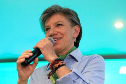 Exalcaldesa de Bogotá Clara López renuncia a candidatura presidencial para apoyar a Cepeda