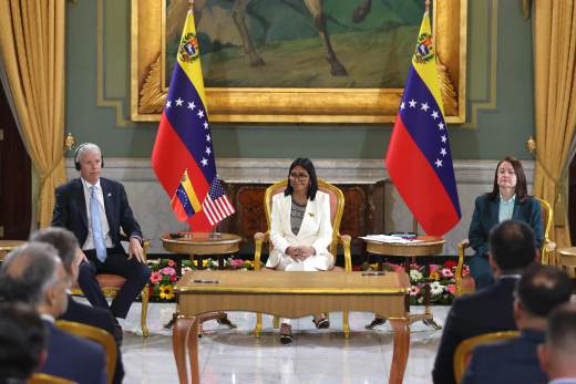Venezuela firma acuerdos con Chevron y Eni en presencia del secretario de Energía de EEUU