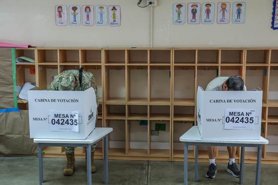 Cierran los centros de votación en Perú e inicia un escrutinio que se prevé largo y lento