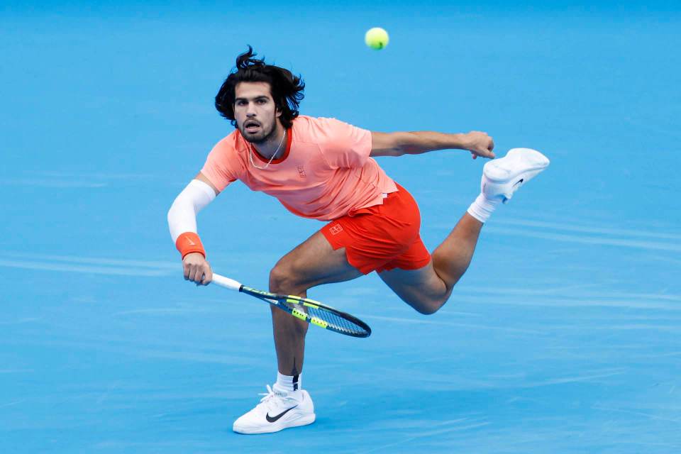 Alcaraz avanza a las semifinales del torneo de Tokio por lesión de Shapovalov