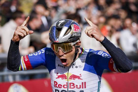 Evenepoel brinda por su primera victoria en la Amstel Gold Race