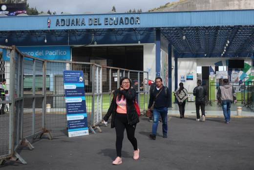 Ecuador baja el límite de ingreso de licor sin tributos para "proteger el comercio formal"