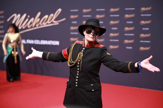Un español y un guante desfilan por la alfombra roja del biopic sobre Michael Jackson