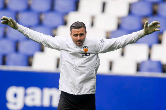 Dimitrievski, de las sombras a brillar bajo los palos del Valencia