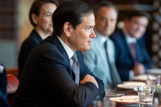 Rubio dice que es "inaceptable" que Irán imponga tarifas al tránsito de buques por Ormuz