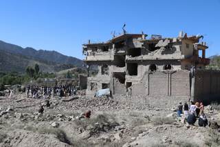 Pakistán ataca a civiles afganos que fueron a ayudar tras primer bombardeo, según testigo