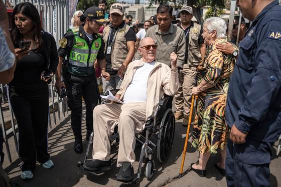 El expresidente peruano Kuczynski, de 87 años, acude a votar en silla de ruedas