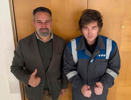 Milei se reúne con Abascal en Madrid vestido con un mono de trabajo de la petrolera YPF