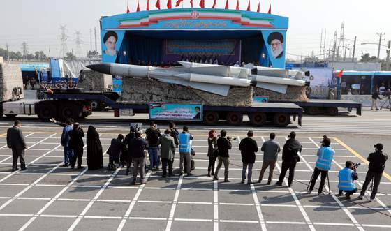 El Ejército iraní ataca de nuevo Kuwait, que dice estar respondiendo a misiles y drones