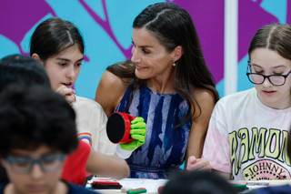 La reina Letizia inaugura la Feria del Libro y aconseja a niños leer para estar informados