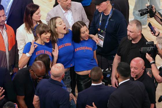 Taylor Swift y la 'fila de los famosos' animan a los Knicks en las Finales de la NBA