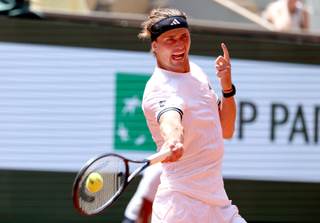 Zverev avanza por la vía rápida a segunda ronda de Roland Garros