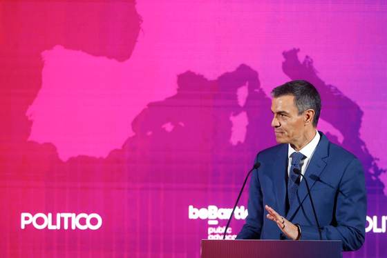 Sánchez y Feijóo coinciden en celebrar la victoria de Péter Magyar en Hungría