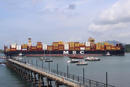 El Canal de Panamá reduce el calado para buques neopanamax a causa de El Niño