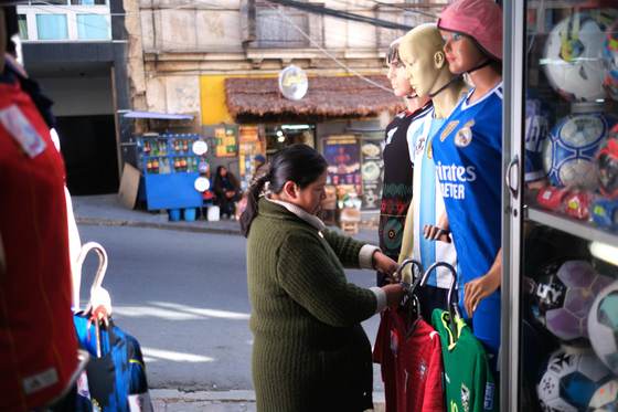 Los conflictos enfrían las ventas y el entusiasmo por el Mundial 2026 en Bolivia