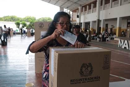 Colombia cierra los colegios electorales y empieza el conteo de los votos para presidente