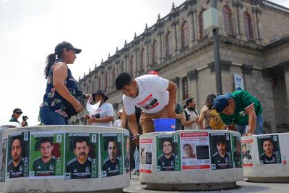 Familiares crean "álbum" de desaparecidos en México para seguir búsqueda en el Mundial