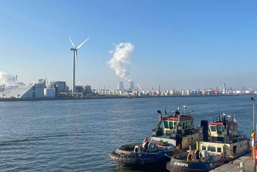 El puerto de Amberes reabre tras una fuga de petróleo que amenaza reservas naturales