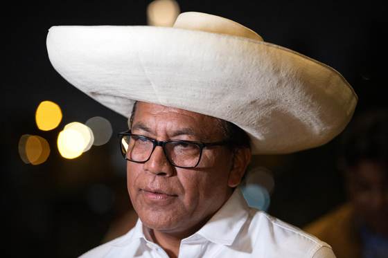 El candidato Roberto Sánchez llega al debate presidencial de Perú con sombrero de Castillo