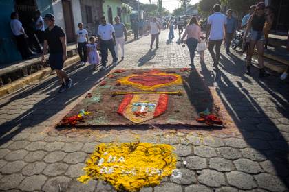 Alfombras pasionarias se toman el barrio indígena de Sitiaba, en el oeste de Nicaragua