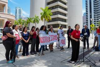 Familias denuncian abusos contra migrantes trasladados de 'Alligator Alcatraz' a Miami