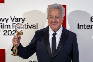 Dustin Hoffman y Maggie Gyllenhaal, galardonados en el festival de Karlovy Vary
