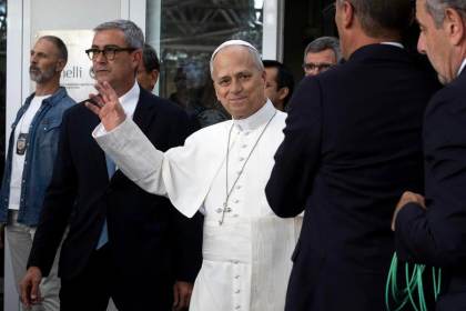 León XIV sale del Hospital para regresar al Vaticano tras recibir el alta hospitalaria